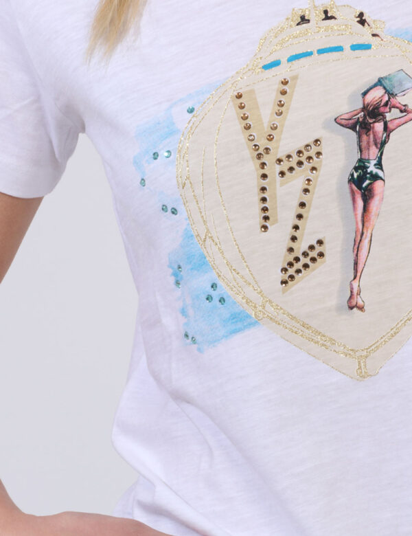 T-shirt Yes Zee Bianco - T-shirt su base bianca con stampa centrale in beige e azzurro più glitter dorati. La vestibilità è