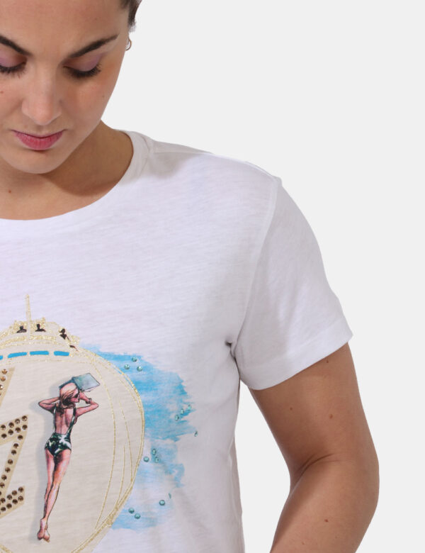 T-shirt Yes Zee Bianco - T-shirt su base bianca con stampa centrale in beige e azzurro più glitter dorati. La vestibilità è