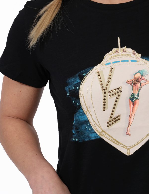 T-shirt Yes Zee Nero - T-shirt su base nera con stampa dorata e azzurra arricchita da glitter in tinta. La vestibilità è mor