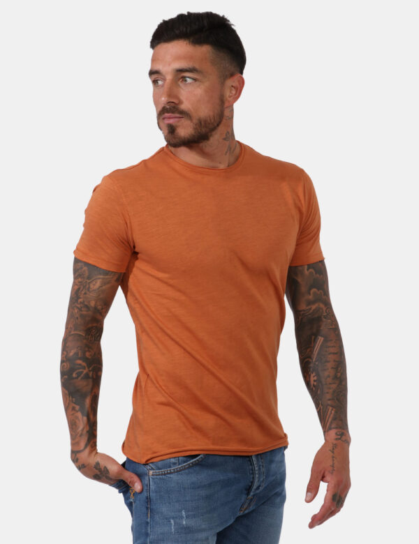 T-shirt Yes Zee Marrone - T-shirt classica in total marrone coccio. La vestibilità è morbida e regolare. La t-shirt è adatta