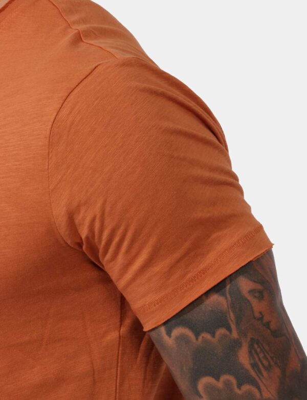 T-shirt Yes Zee Marrone - T-shirt classica in total marrone coccio. La vestibilità è morbida e regolare. La t-shirt è adatta