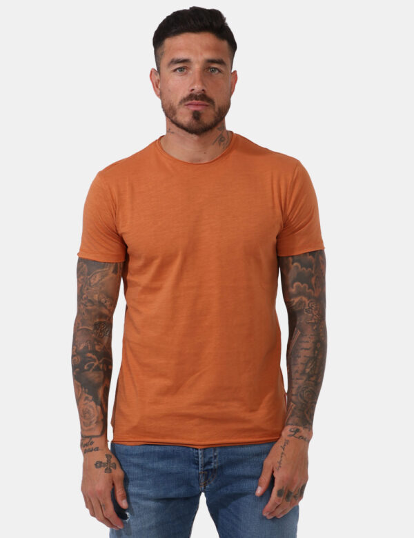 T-shirt Yes Zee Marrone - T-shirt classica in total marrone coccio. La vestibilità è morbida e regolare. La t-shirt è adatta