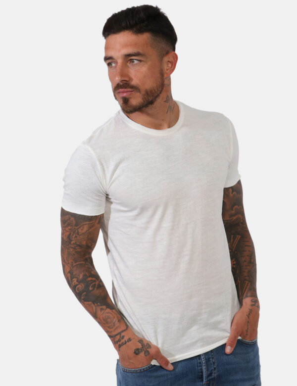 T-shirt Yes Zee Bianco - T-shirt classica in total bianco gesso. La vestibilità è morbida e regolare. La t-shirt è adatta pe