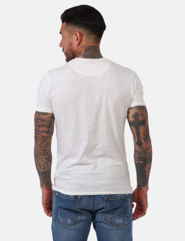 T-shirt Yes Zee Bianco - T-shirt classica in total bianco gesso. La vestibilità è morbida e regolare. La t-shirt è adatta pe