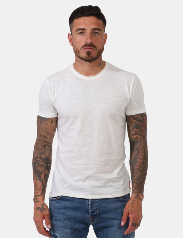 T-shirt Yes Zee Bianco - T-shirt classica in total bianco gesso. La vestibilità è morbida e regolare. La t-shirt è adatta pe