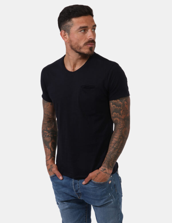 T-shirt Yes Zee Blu - T-shirt classica in total blu navy. Presente taschino a taglio ad altezza cuore e leggero scollo a v.