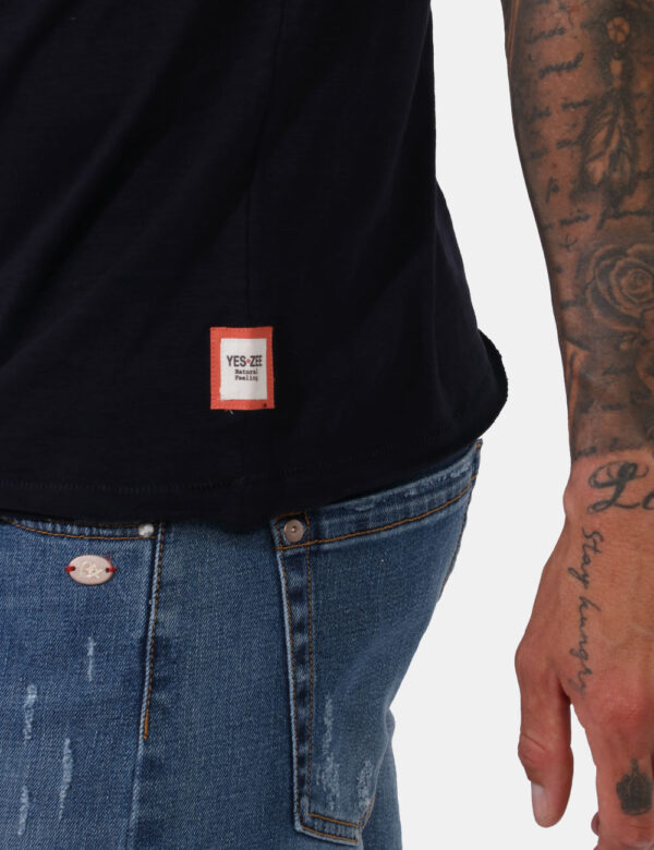 T-shirt Yes Zee Blu - T-shirt classica in total blu navy. Presente taschino a taglio ad altezza cuore e leggero scollo a v.