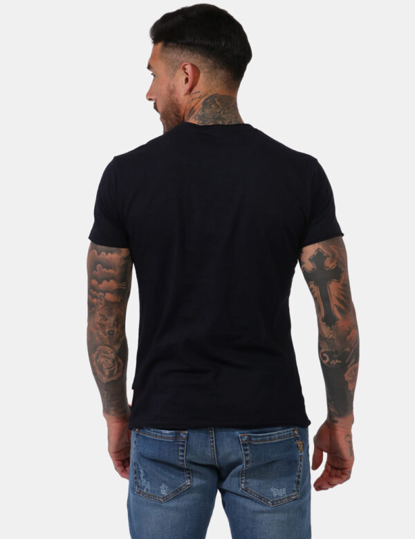 T-shirt Yes Zee Blu - T-shirt classica in total blu navy. Presente taschino a taglio ad altezza cuore e leggero scollo a v.