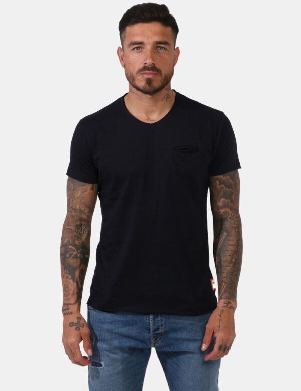 T-shirt Yes Zee Blu - T-shirt classica in total blu navy. Presente taschino a taglio ad altezza cuore e leggero scollo a v.
