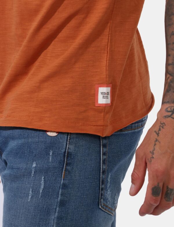 T-shirt Yes Zee Marrone - T-shirt classica in total marrone coccio. Presente taschino a taglio ad altezza cuore e leggero sc