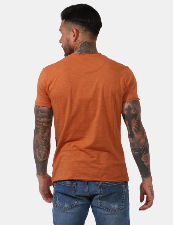 T-shirt Yes Zee Marrone - T-shirt classica in total marrone coccio. Presente taschino a taglio ad altezza cuore e leggero sc