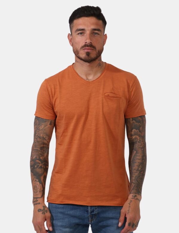 T-shirt Yes Zee Marrone - T-shirt classica in total marrone coccio. Presente taschino a taglio ad altezza cuore e leggero sc