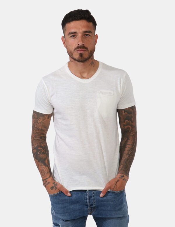 T-shirt Yes Zee Bianco - T-shirt classica in total bianco gesso. Presente taschino a taglio ad altezza cuore e leggero scoll