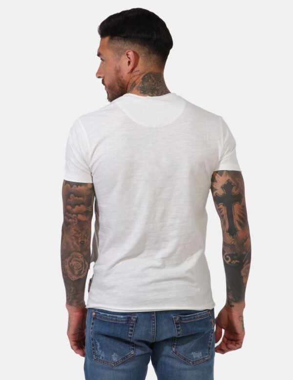 T-shirt Yes Zee Bianco - T-shirt classica in total bianco gesso. Presente taschino a taglio ad altezza cuore e leggero scoll