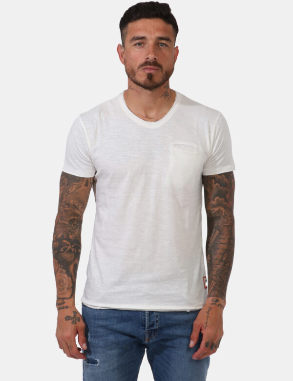 T-shirt Yes Zee Bianco - T-shirt classica in total bianco gesso. Presente taschino a taglio ad altezza cuore e leggero scoll