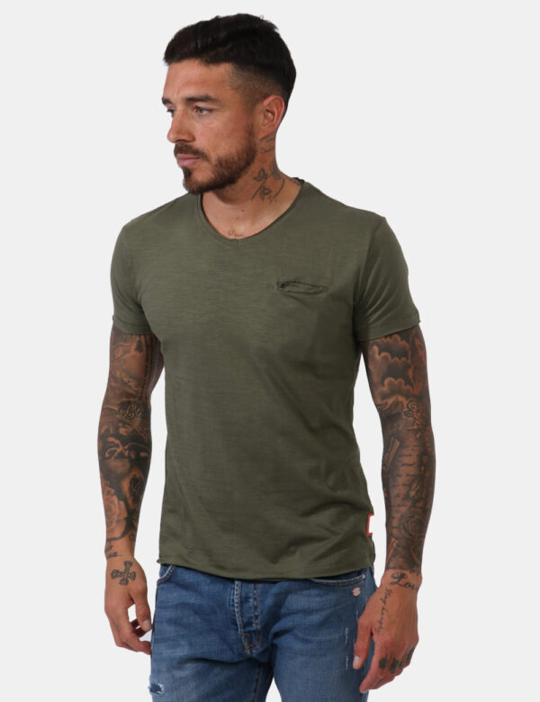 T-shirt Yes Zee Verde - T-shirt classica in total verde militare. Presente taschino a taglio ad altezza cuore e leggero scol