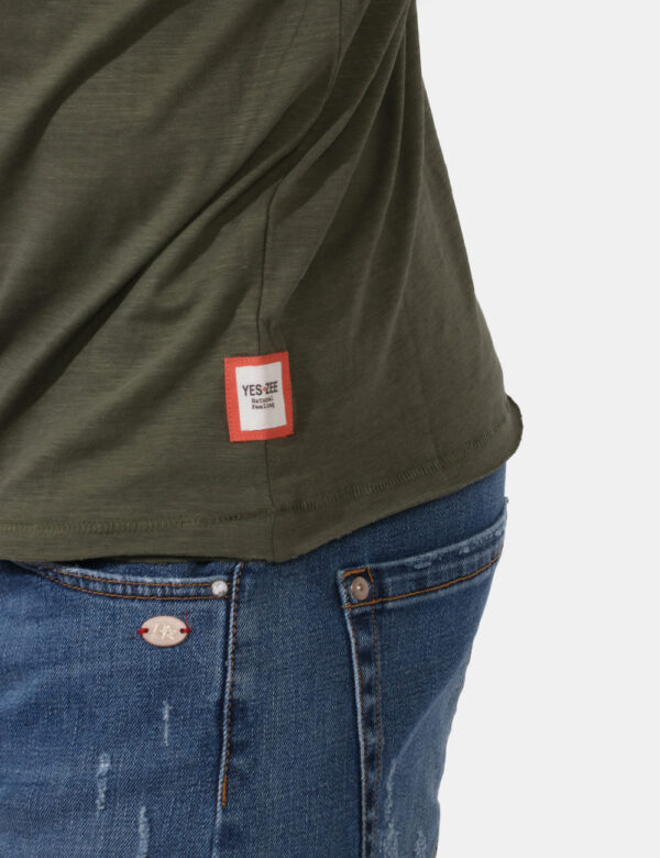 T-shirt Yes Zee Verde - T-shirt classica in total verde militare. Presente taschino a taglio ad altezza cuore e leggero scol