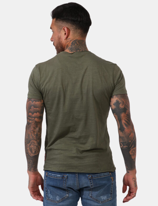 T-shirt Yes Zee Verde - T-shirt classica in total verde militare. Presente taschino a taglio ad altezza cuore e leggero scol