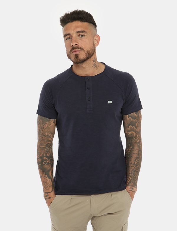 T-shirt Yes Zee blu - COMPOSIZIONE E VESTIBILITÀ:100% cotoneIl modello è alto 178 cm e indossa la taglia L. La vestibilità d