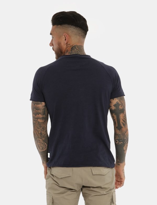T-shirt Yes Zee blu - COMPOSIZIONE E VESTIBILITÀ:100% cotoneIl modello è alto 178 cm e indossa la taglia L. La vestibilità d
