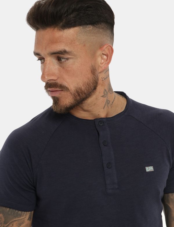 T-shirt Yes Zee blu - COMPOSIZIONE E VESTIBILITÀ:100% cotoneIl modello è alto 178 cm e indossa la taglia L. La vestibilità d