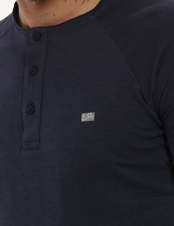 T-shirt Yes Zee blu - COMPOSIZIONE E VESTIBILITÀ:100% cotoneIl modello è alto 178 cm e indossa la taglia L. La vestibilità d