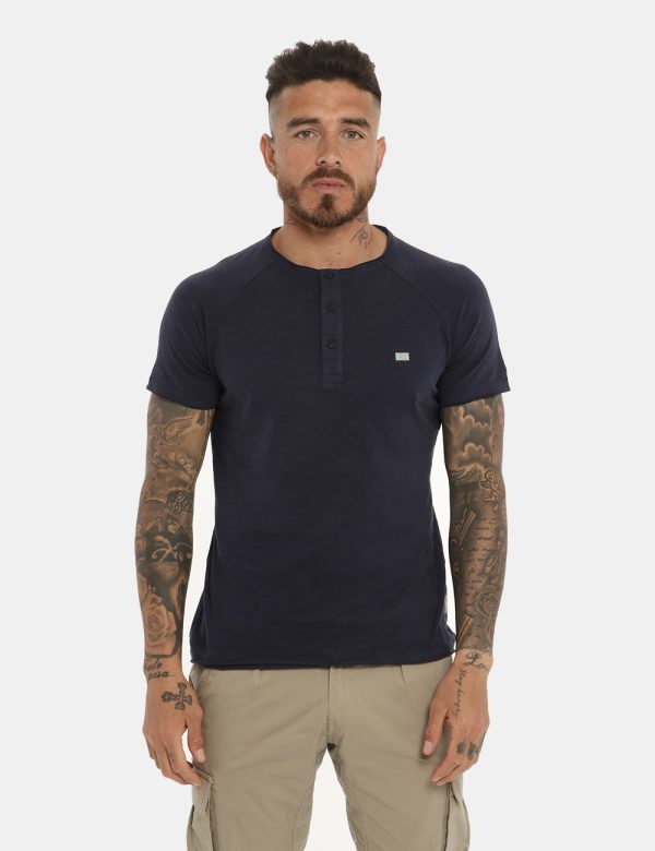 T-shirt Yes Zee blu - COMPOSIZIONE E VESTIBILITÀ:100% cotoneIl modello è alto 178 cm e indossa la taglia L. La vestibilità d