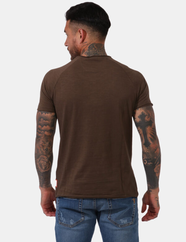 T-shirt Yes Zee Marrone - T-shirt classica in total marrone intenso. La vestibilità è morbida e pratica grazie a bottoni ad