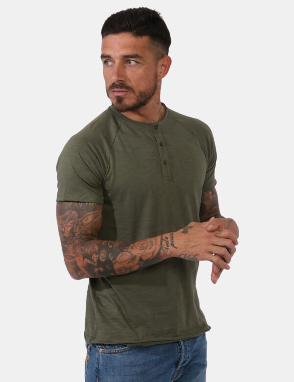 T-shirt Yes Zee Verde - T-shirt classica in total verde militare. La vestibilità è morbida e pratica grazie a bottoni ad aso