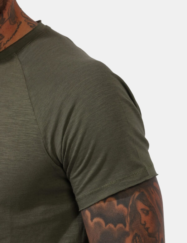T-shirt Yes Zee Verde - T-shirt classica in total verde militare. La vestibilità è morbida e pratica grazie a bottoni ad aso