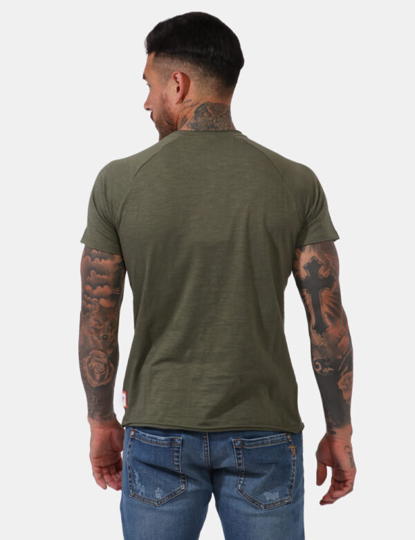 T-shirt Yes Zee Verde - T-shirt classica in total verde militare. La vestibilità è morbida e pratica grazie a bottoni ad aso