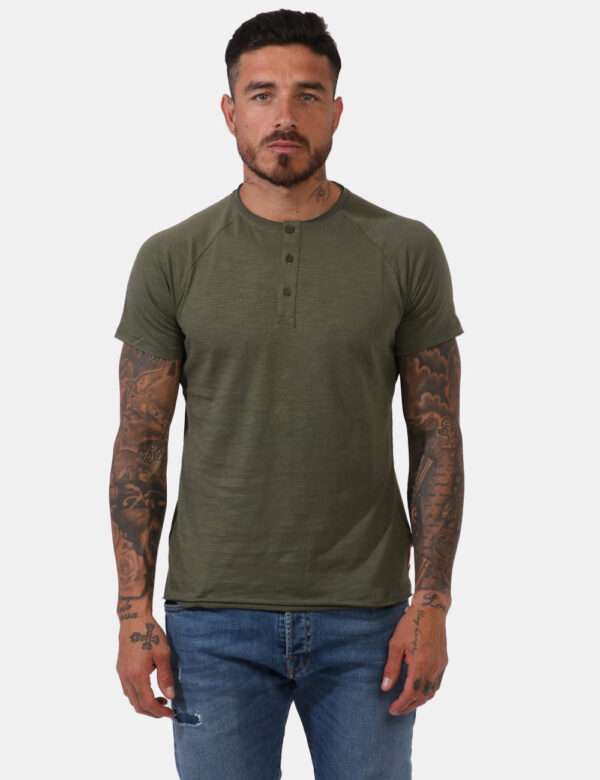T-shirt Yes Zee Verde - T-shirt classica in total verde militare. La vestibilità è morbida e pratica grazie a bottoni ad aso