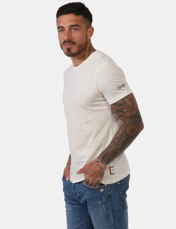 T-shirt Yes Zee Bianco - T-shirt classica in total bianco avorio con piccolo logo brand in tinta sulla manica. La vestibilit