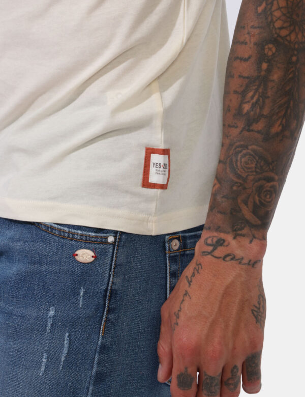 T-shirt Yes Zee Bianco - T-shirt classica in total bianco avorio con piccolo logo brand in tinta sulla manica. La vestibilit