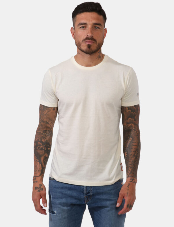 T-shirt Yes Zee Bianco - T-shirt classica in total bianco avorio con piccolo logo brand in tinta sulla manica. La vestibilit