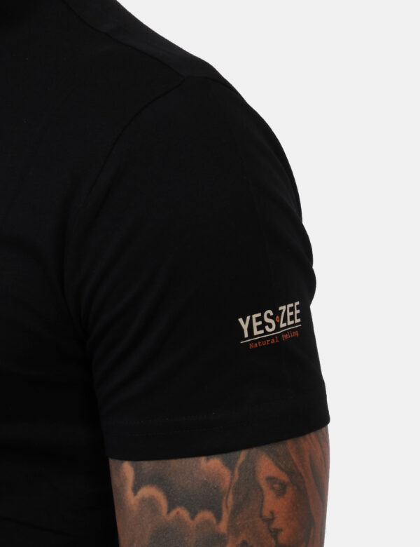 T-shirt Yes Zee Nero - T-shirt classica in total nero con piccolo logo brand in tinta sulla manica. La vestibilità è morbida