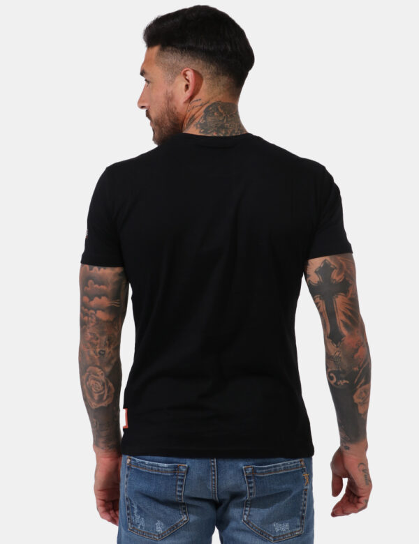 T-shirt Yes Zee Nero - T-shirt classica in total nero con piccolo logo brand in tinta sulla manica. La vestibilità è morbida