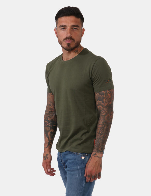 T-shirt Yes Zee Verde - T-shirt classica in total verde militare con piccolo logo brand in tinta sulla manica. La vestibilit