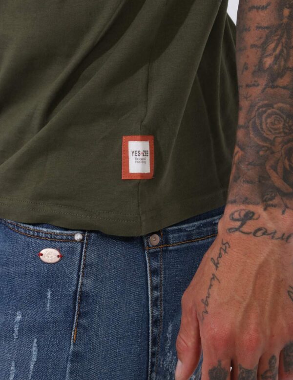 T-shirt Yes Zee Verde - T-shirt classica in total verde militare con piccolo logo brand in tinta sulla manica. La vestibilit