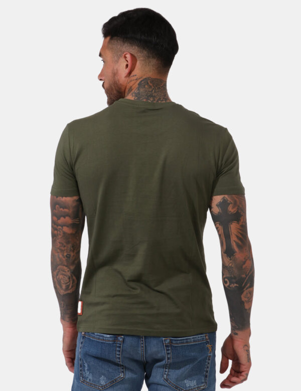 T-shirt Yes Zee Verde - T-shirt classica in total verde militare con piccolo logo brand in tinta sulla manica. La vestibilit