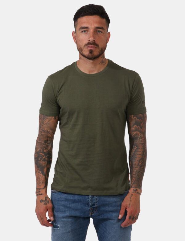 T-shirt Yes Zee Verde - T-shirt classica in total verde militare con piccolo logo brand in tinta sulla manica. La vestibilit