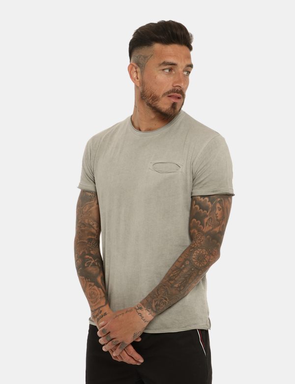 T-shirt Yes Zee grigia - COMPOSIZIONE E VESTIBILITÀ:100% cotoneIl modello è alto 178 cm e indossa la taglia L. La vestibilit