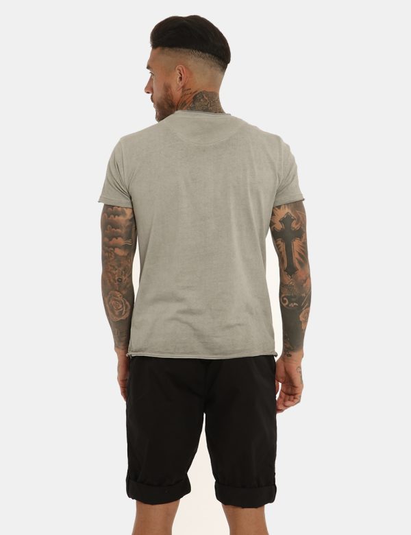 T-shirt Yes Zee grigia - COMPOSIZIONE E VESTIBILITÀ:100% cotoneIl modello è alto 178 cm e indossa la taglia L. La vestibilit