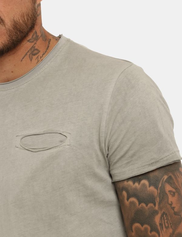 T-shirt Yes Zee grigia - COMPOSIZIONE E VESTIBILITÀ:100% cotoneIl modello è alto 178 cm e indossa la taglia L. La vestibilit