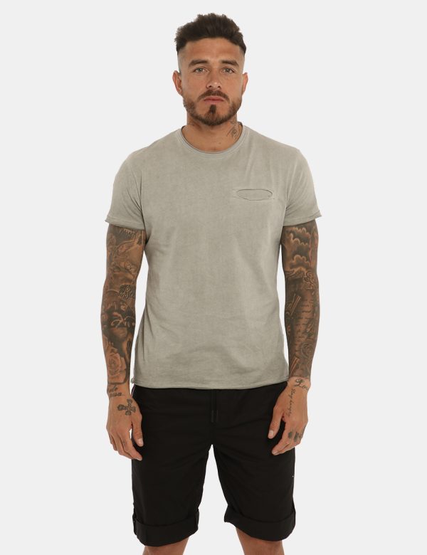 T-shirt Yes Zee grigia - COMPOSIZIONE E VESTIBILITÀ:100% cotoneIl modello è alto 178 cm e indossa la taglia L. La vestibilit