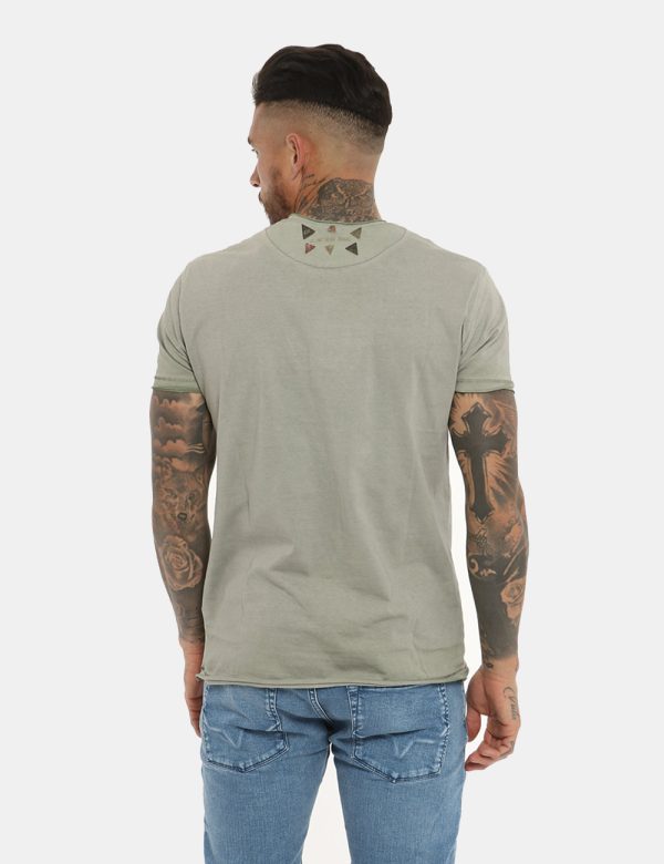 T-shirt Yes Zee verde - COMPOSIZIONE E VESTIBILITÀ:100% cotoneIl modello è alto 178 cm e indossa la taglia L. La vestibilità