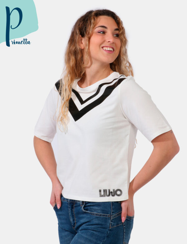 T-shirt Liu-Jo Bianco - T-shirt corta su base bianca con stampa V in nero lucido. La vestibilità è morbida e pratica. La t-s