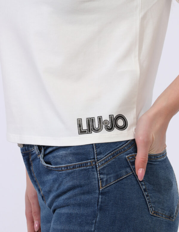 T-shirt Liu-Jo Bianco - T-shirt corta su base bianca con stampa V in nero lucido. La vestibilità è morbida e pratica. La t-s
