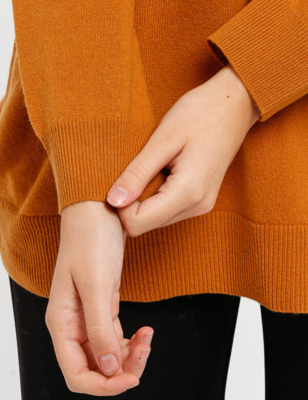 Maglione Twin Set fantasia - 80% lana 20% poliammide - ricamo 100% lanaLa modella indossa la taglia S ed è alta 178 cm e l
