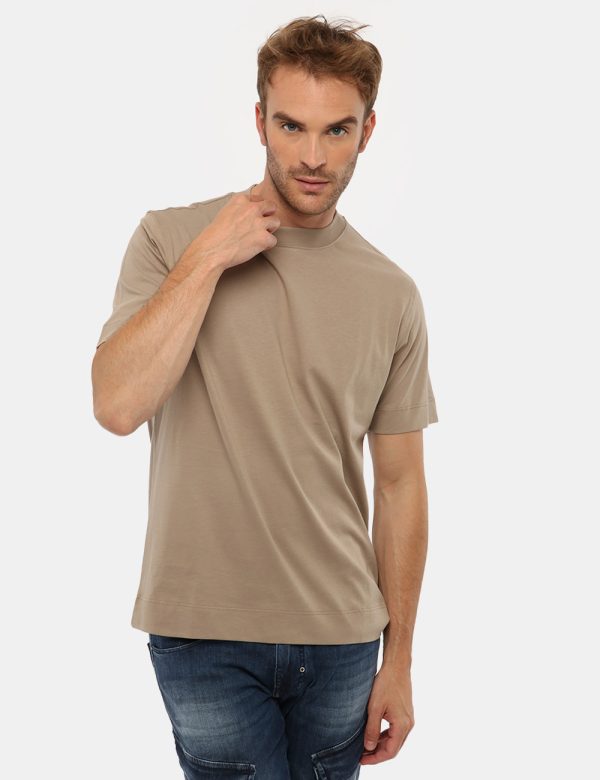 T-shirt Gazzarrini in cotone - 100% cotoneIl modello indossa la taglia L ed è alto 184 cm e la vestibilità è regolare. Spall